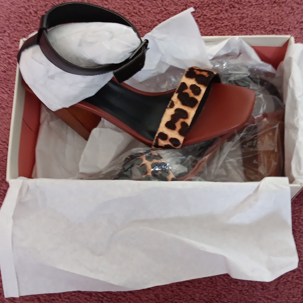 NWOT 42 Gold Lina Tan/Black Leather Ankle Strap Sandals